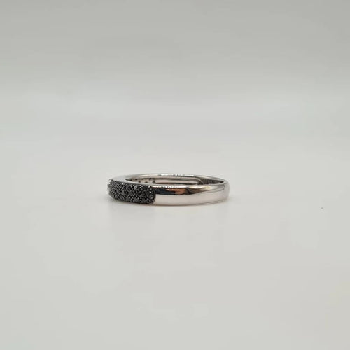 Bague 54 Bague or blanc 18 carats sertie d’un diamant blanc et diamants noirs 58 Facettes