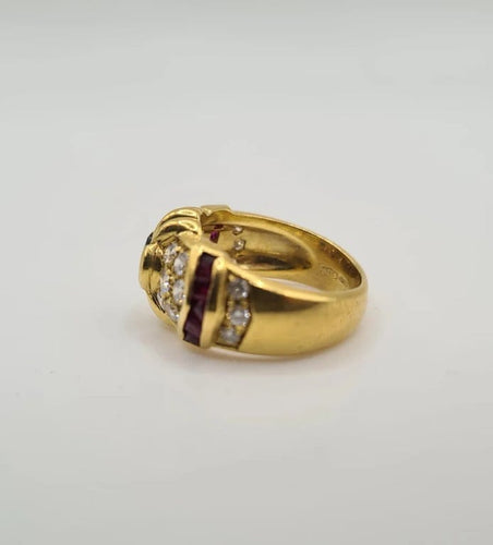 Bague 50 Bague or jaune sertie d’émeraude, diamants et rubis 58 Facettes