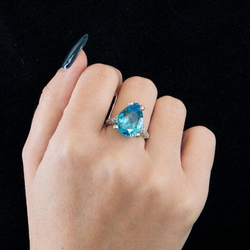 Bague 52 Bague taille poire en or gris 18k, topaze bleue et diamants 58 Facettes LJ12