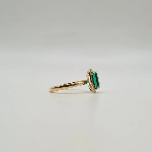 Bague 50 Bague solitaire or jaune 18 carats sertie d’une émeraude synthétique et halo de diamants laboratoires 58 Facettes