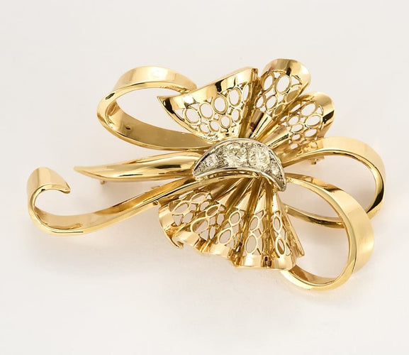 Broche Splendide Broche noeud stylisée en or jaune et diamants 58 Facettes ROD4591