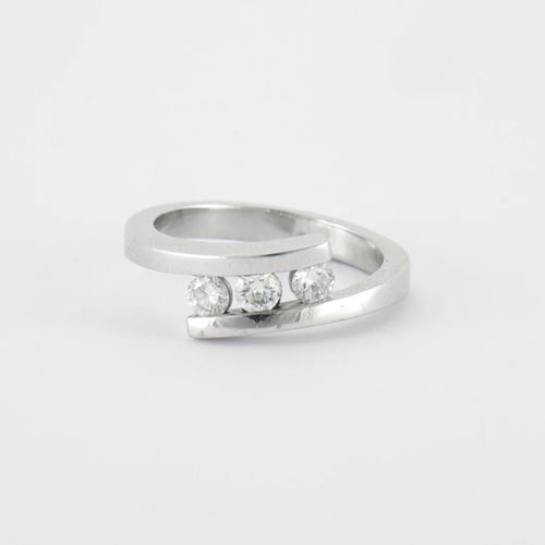 Bague 54 Bague or blanc trilogie diamants 58 Facettes