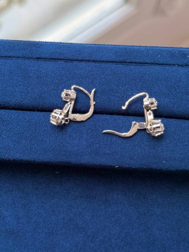 Boucles d'oreilles Boucles d'oreilles dormeuses en or blanc 18 carats et diamants 58 Facettes dom