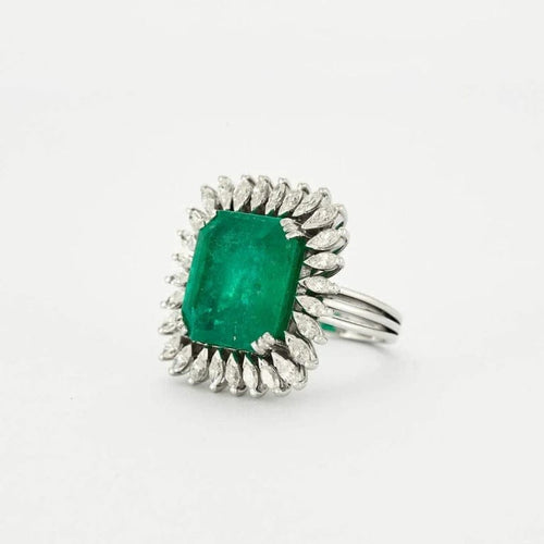 Bague 53 Bague marguerite en or blanc 18k et émeraude 13ct 58 Facettes 1972