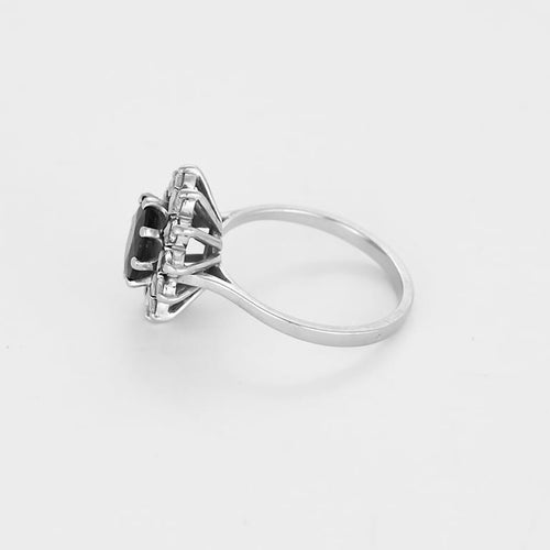 Bague 52.5 Bague marguerite en or blanc, saphir et diamants 58 Facettes DIE1840