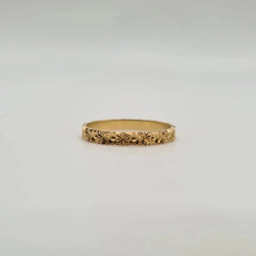 Bague 52.5 Alliance or jaune 18 carats avec des motifs 58 Facettes