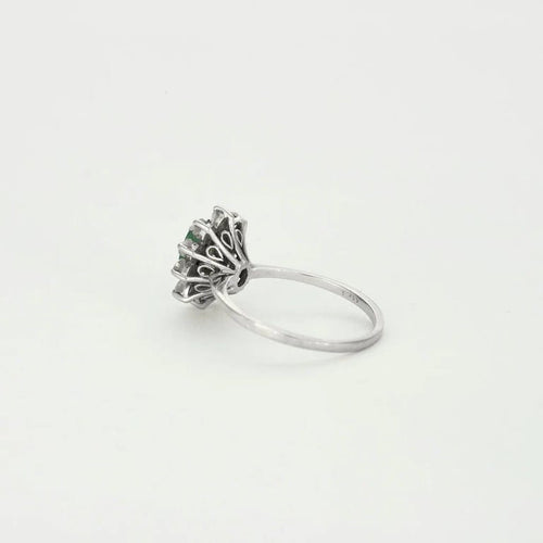 Bague 57 Bague marguerite en or gris, émeraude et diamants 58 Facettes GU88