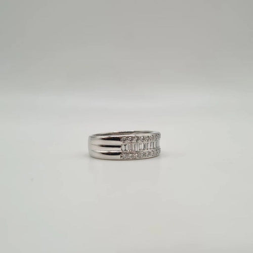 Bague 56.5 Bague or blanc diamants baguettes et ronds 58 Facettes