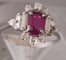 Bague 57 Bague or blanc, rubis fin au centre et entourage diamants Princesse 58 Facettes