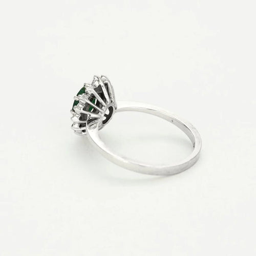 Bague 53 Bague marguerite en or blanc 18K, émeraude et diamants 58 Facettes 58FC162