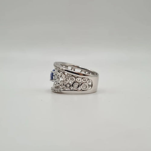 Bague 54 Bague or blanc sertie d'un saphir synthétique et diamants naturels 58 Facettes