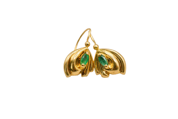 Boucles d'oreilles Boucles d’oreilles dormeuses à émeraudes marquise en or jaune 18 carats 58 Facettes 3835