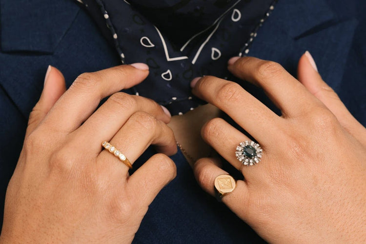 Bague 52 Bague en or blanc, saphir et diamants 58 Facettes
