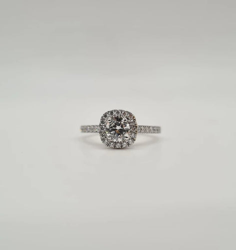 Bague 52 Bague or blanc sertie d'un diamant GIA et diamants naturels 58 Facettes