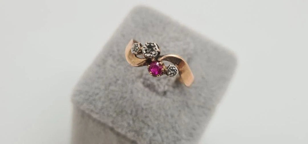 Bague 55 Bague en Or jaune, rubis et diamants 58 Facettes