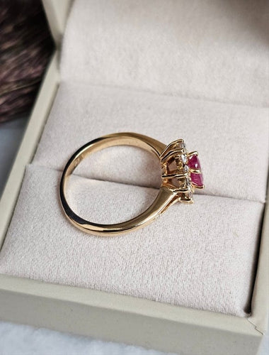 Bague 51.5 Bague marguerite rubis et diamants en or jaune 18 carats 58 Facettes 717
