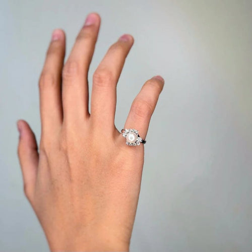 Bague 49 Bague - Or blanc, Perle et Diamants 58 Facettes 250312R