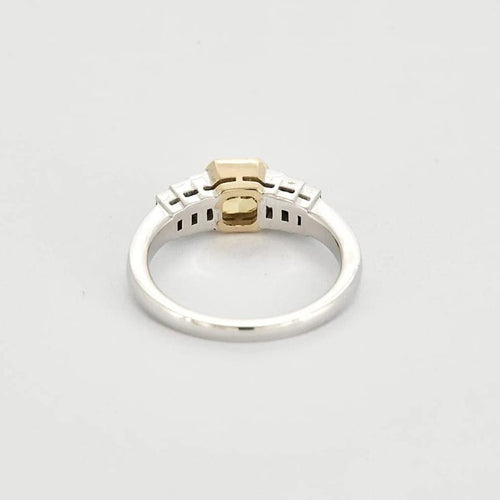 Bague 54,5 Bague diamant jaune taille carré en or jaune et blanc et diamants 58 Facettes LJ26