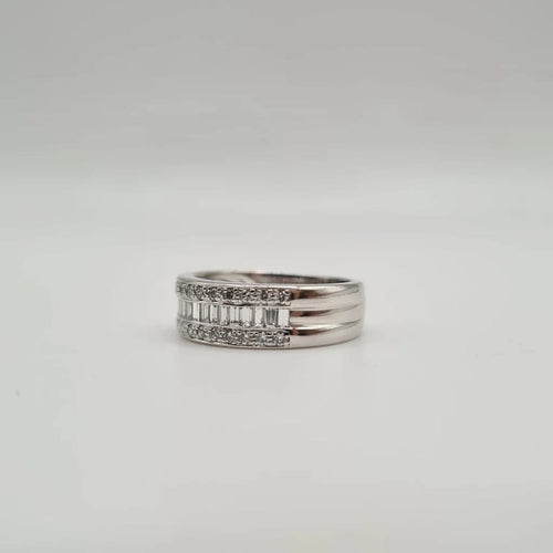 Bague 56.5 Bague or blanc diamants baguettes et ronds 58 Facettes