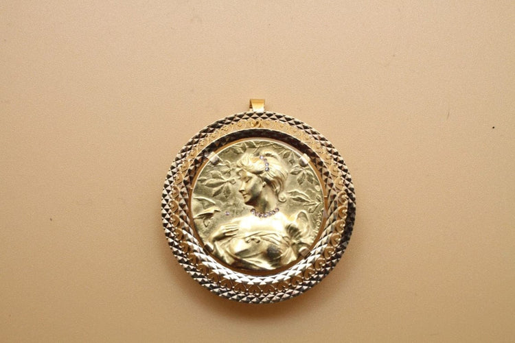 Pendentif Dropsy - Broche/pendentif médaille en or jaune et diamants 58 Facettes