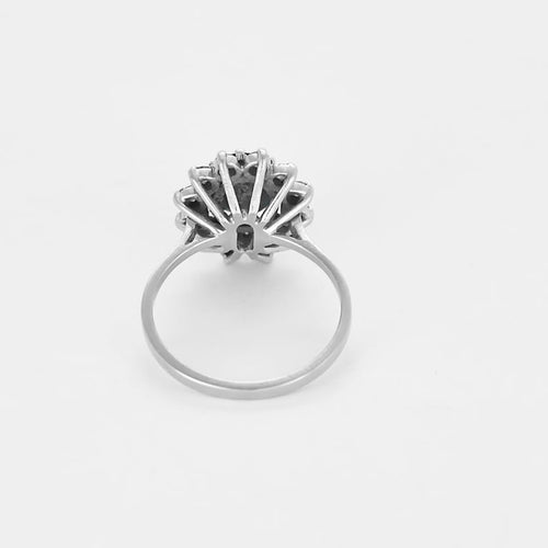 Bague 52.5 Bague marguerite en or blanc, saphir et diamants 58 Facettes DIE1840