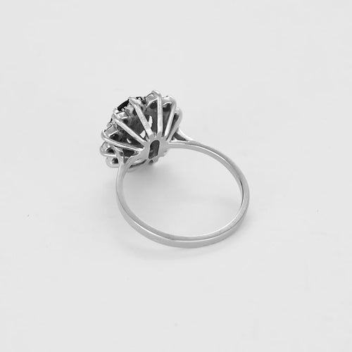 Bague 52.5 Bague marguerite en or blanc, saphir et diamants 58 Facettes DIE1840
