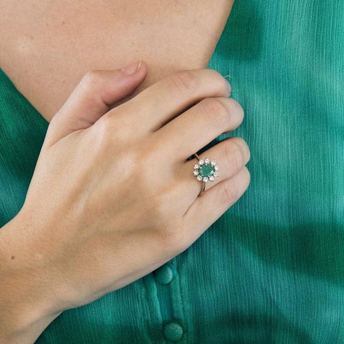 Bague 57 Bague marguerite en or gris, émeraude et diamants 58 Facettes GU88