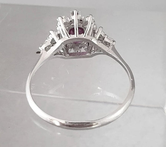 Bague 57 Bague or blanc, rubis fin au centre et entourage diamants Princesse 58 Facettes