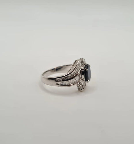 Bague 55 Bague or blanc, diamants, saphirs 58 Facettes