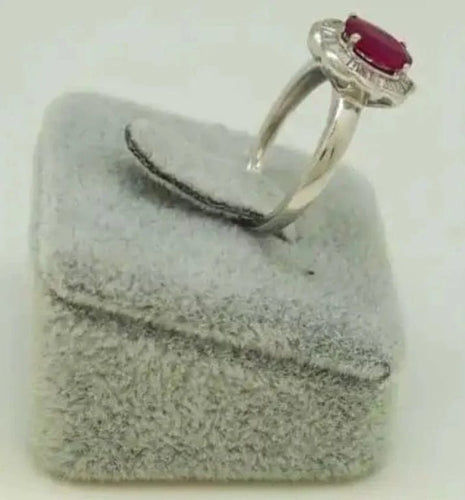 Bague 54 Bague en Or blanc, rubis et de diamants 58 Facettes