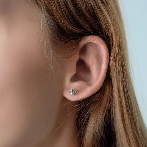 Boutons d'oreilles en or blanc et diamants 58 Facettes 58FC135