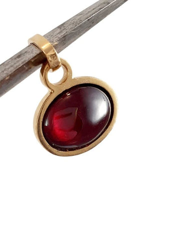 Pendentif Breloque ancienne ovale or jaune avec cabochon de grenat 58 Facettes