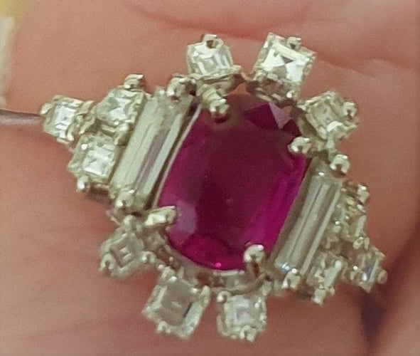 Bague 57 Bague or blanc, rubis fin au centre et entourage diamants Princesse 58 Facettes