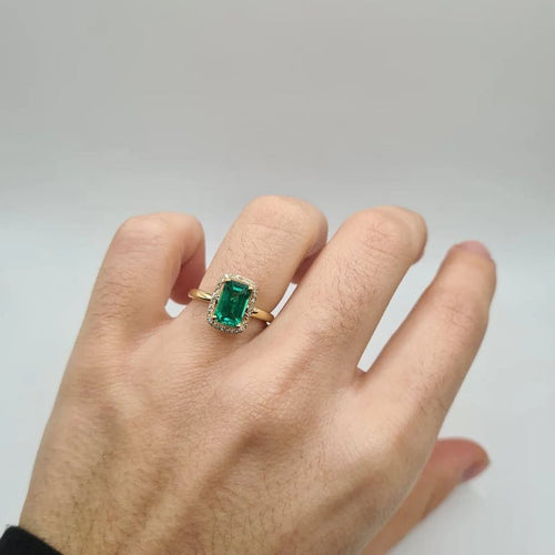Bague 50 Bague solitaire or jaune 18 carats sertie d’une émeraude synthétique et halo de diamants laboratoires 58 Facettes