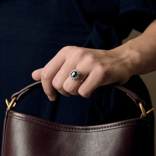Bague 52.5 Bague marguerite en or blanc, saphir et diamants 58 Facettes DIE1840