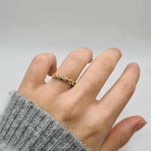 Bague 55 Demi-alliance or jaune 18 carats sertie de diamants 58 Facettes