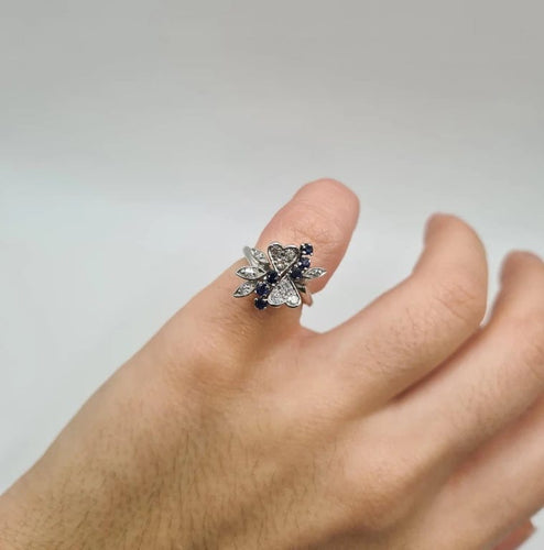 Bague 53 Bague or blanc, saphir, diamants baguettes et diamants ovales 58 Facettes