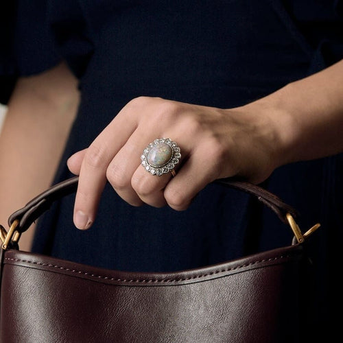 Bague 53.5 Importante bague marguerite en or blanc, opale et diamants 58 Facettes 58FC106