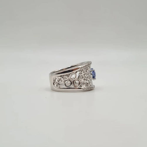 Bague 54 Bague or blanc sertie d'un saphir synthétique et diamants naturels 58 Facettes