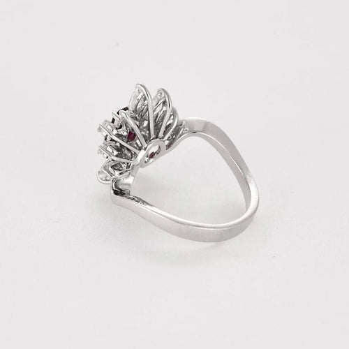 Bague 53.5 Bague mouvementée en or blanc 18k et rubis, diamants 58 Facettes BA661