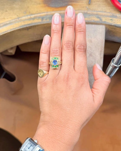 Bague 53 Bague entourage Pompadour en or jaune 18 carats saphir, tanzanites et diamants 58 Facettes