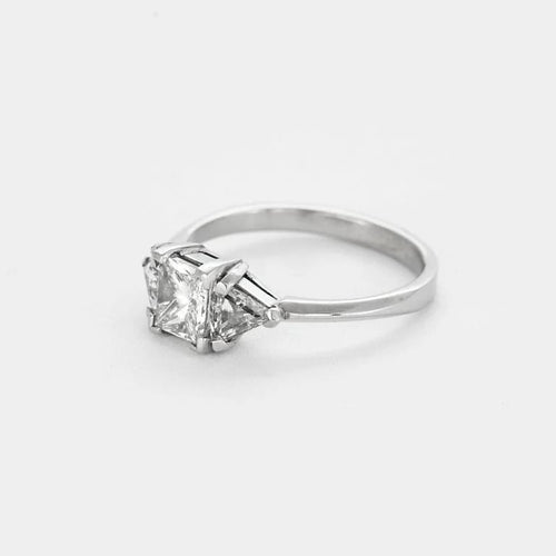 Bague 52 Bague - Solitaire diamant princesse en platine et diamants 58 Facettes LJ16