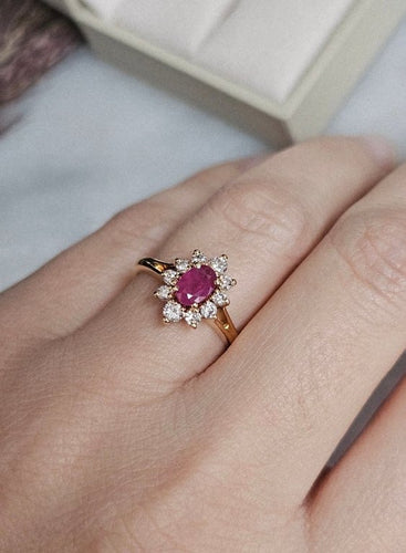 Bague 51.5 Bague marguerite rubis et diamants en or jaune 18 carats 58 Facettes 717