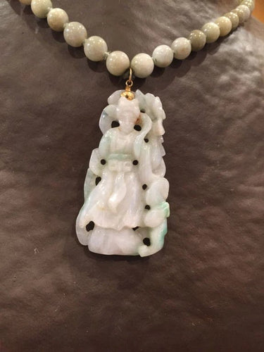 Pendentif Pendentif en jade néphrite sculpté 58 Facettes R 1645  Moe