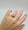 Bague 56 Bague or jaune sertie de diamants et d’un saphir 58 Facettes