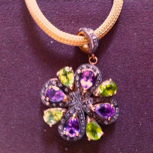 Pendentif Pendentif or et argent avec améthystes, péridots et diamants 58 Facettes R 650  Rie