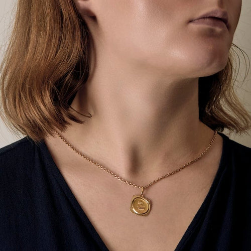 Pendentif AUGIS - Médaille d'Amour en or jaune, diamant et rubis de synthèse 58 Facettes LEN1898