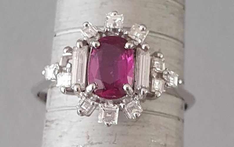 Bague 57 Bague or blanc, rubis fin au centre et entourage diamants Princesse 58 Facettes
