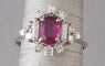 Bague 57 Bague or blanc, rubis fin au centre et entourage diamants Princesse 58 Facettes