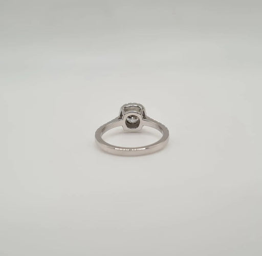 Bague 52 Bague or blanc sertie d'un diamant GIA et diamants naturels 58 Facettes